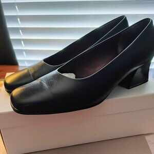 Naturalizer Navy Leather Pumps- EUC-size 9.5 Wide